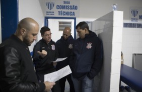 Comissão técnica debatem antes da partida contra o Avaí pelo campeonato brasileiro