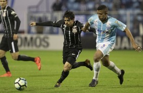 Fagner divide jogada com jogador do Avaí