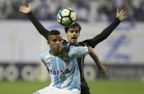 Fagner divide jogada com jogador do Avaí