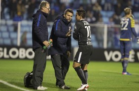 Jadson recebe orientações no jogo contra o Avaí