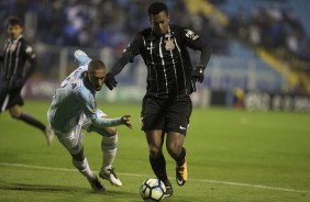Jô disputa jogada no jogo contra o Avaí