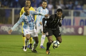 Jô disputa jogada no jogo contra o Avaí
