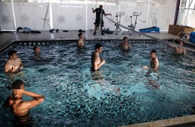 Jogadores fazem trabalho de recuperao depois da partida contra o Ava