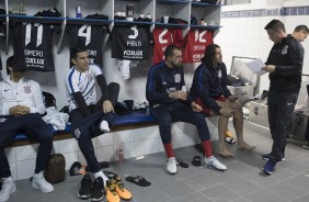 Jogadores ouvem instruçoes antes da partida contra o Avaí pelo campeonato brasileiro