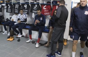 Jogadores ouvem instruçoes antes da partida contra o Avaí pelo campeonato brasileiro