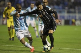 Marquinhos Gabriel ganha jogada no jogo contra o Avaí