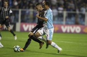 Maycon disputa jogada no ataque contra o Avaí