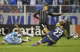 Maycon tenta jogada no ataque contra o Avaí