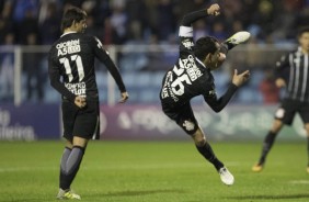 Rodriguinho finaliza pro gol, contra o Avaí