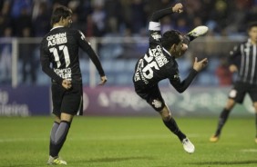 Rodriguinho finaliza pro gol, contra o Ava