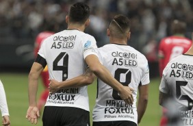 Balbuena e Maycon comemoram gol na partida contra o Patriotas