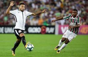 Clayson em ação contra o Fluminense no Maracanã pelo Brasileirão 2017