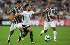 Clayson em ação contra o Fluminense no Maracanã pelo Brasileirão 2017