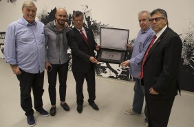 Diretoria entrega placa de boas-vindas a equipe do Patriotas