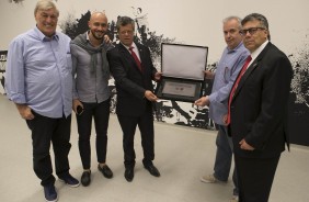 Diretoria entrega placa de boas-vindas a equipe do Patriotas