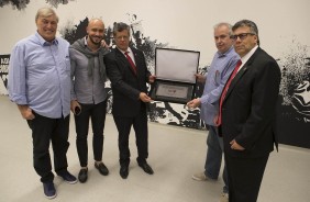 Diretoria entrega placa de boas-vindas a equipe do Patriotas