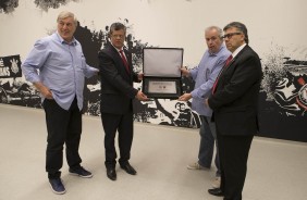 Diretoria entrega placa de boas-vindas a equipe do Patriotas