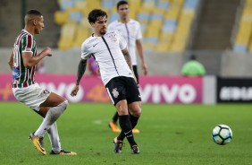 Fagner em ação contra o Fluminense no Maracanã pelo Brasileirão 2017