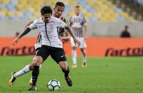 Fagner em ação contra o Fluminense no Maracanã pelo Brasileirão 2017