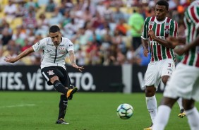 Gabriel atuando contra o Fluminense no Maracanã pelo Brasileirão 2017