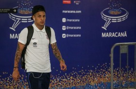 Guilherme Arana na chegada ao estádio antes da partida contra o Fluminense