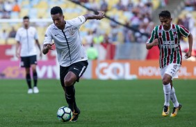 Jô em ação contra o Fluminense no Maracanã pelo Brasileirão 2017