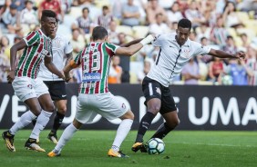 Jô em ação contra o Fluminense no Maracanã pelo Brasileirão 2017
