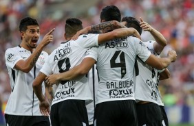 Jogadores comemoram gol na partida contra o Fluminense no Maracanã pelo Brasileirão 2017