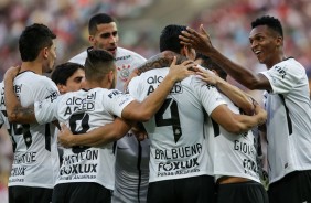 Jogadores comemoram gol na partida contra o Fluminense no Maracanã pelo Brasileirão 2017