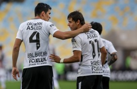 Jogadores comemoram gol na partida contra o Fluminense no Maracanã pelo Brasileirão 2017
