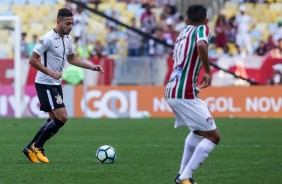 Maycon em ação contra o Fluminense no Maracanã pelo Brasileirão 2017