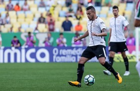 Maycon em ação contra o Fluminense no Maracanã pelo Brasileirão 2017