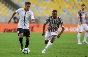 Pedrinho em ação contra o Fluminense no Maracanã pelo Brasileirão 2017