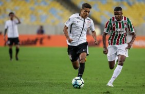 Pedrinho em ação contra o Fluminense no Maracanã pelo Brasileirão 2017