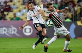 Rodriguinho em ação contra o Fluminense no Maracanã pelo Brasileirão 2017