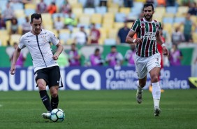 Rodriguinho em ação contra o Fluminense no Maracanã pelo Brasileirão 2017