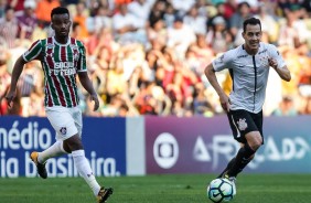Rodriguinho em ação contra o Fluminense no Maracanã pelo Brasileirão 2017