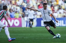 Rodriguinho em ação contra o Fluminense no Maracanã pelo Brasileirão 2017