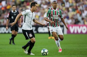 Rodriguinho em ação contra o Fluminense no Maracanã pelo Brasileirão 2017