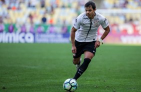 Romero em ação contra o Fluminense no Maracanã pelo Brasileirão 2017