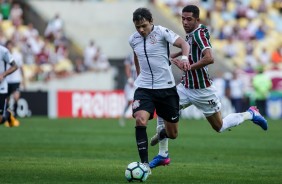 Romero em ação contra o Fluminense no Maracanã pelo Brasileirão 2017