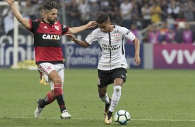 Diego e Pedrinho duelaram na partida entre Corinthians e Flamengo na Arena