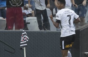 Prximo a torcida, J comemora o gol contra o Flamengo