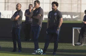 Comisso tcnica observa o treino desta tarde no CT Joaquim Grava