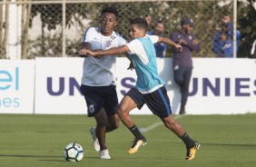 O jovem Pedrinho enfrentar Moiss durante treino