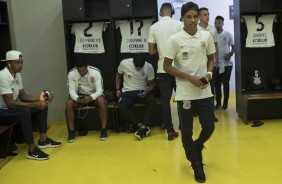 Pedrinho caminha todo tranquilo no vestirio do Mineiro antes do jogo contra o Atltico