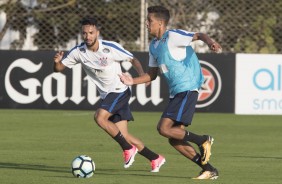 Pedrinho e Clayson dividem a bola no treino