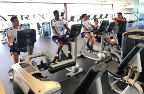 Poupados de treino no campo, jogadores ficam apenas na academia do CT