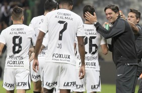 Cuca cumprimentando Rodriguinho pelo golao contra o Atltico Mineiro