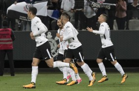 Jogadores correm para comemorar o gol de Guilherme Arana, contra o Sport